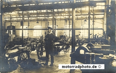 Motorrad Automobil Werkstatt Foto   um 1910  we-f11